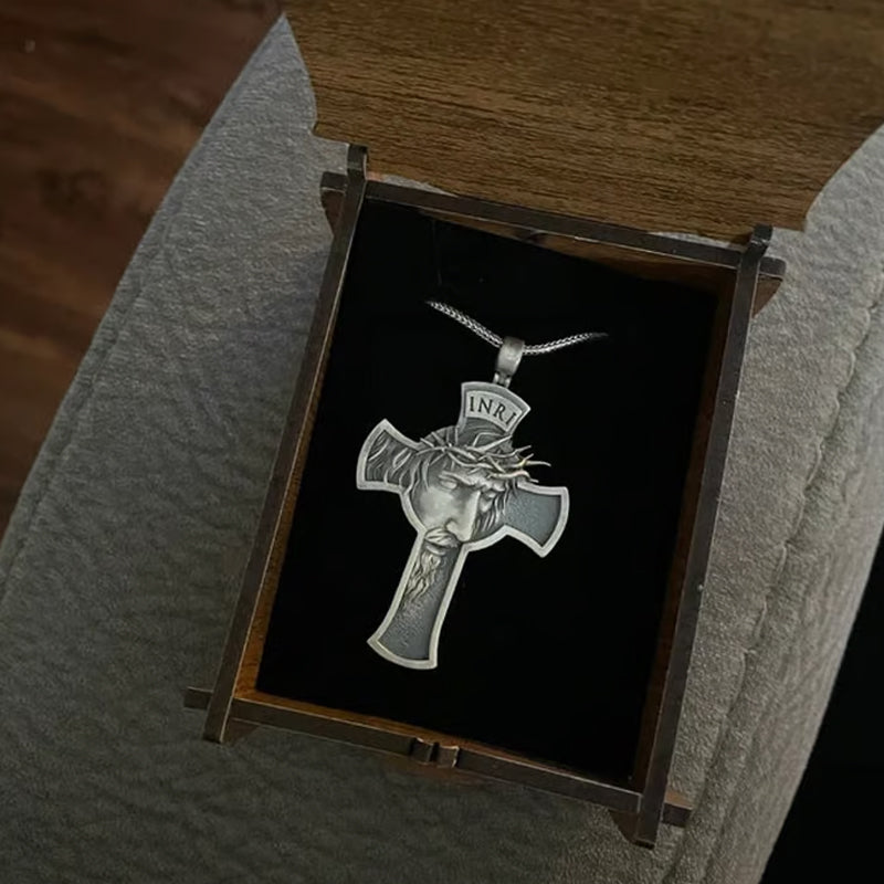 Collar con cruz cristiana