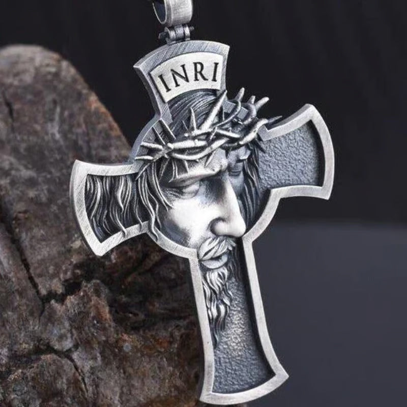 Collar con cruz cristiana