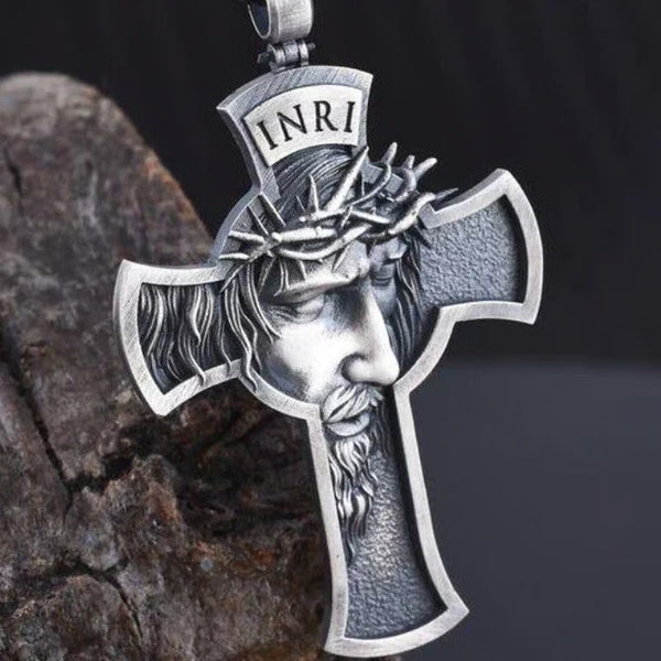 Collar con cruz cristiana