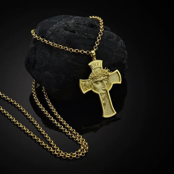 Collar con cruz cristiana