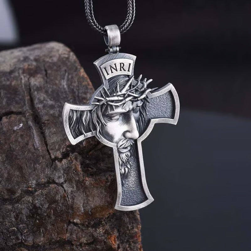 Collar con cruz cristiana